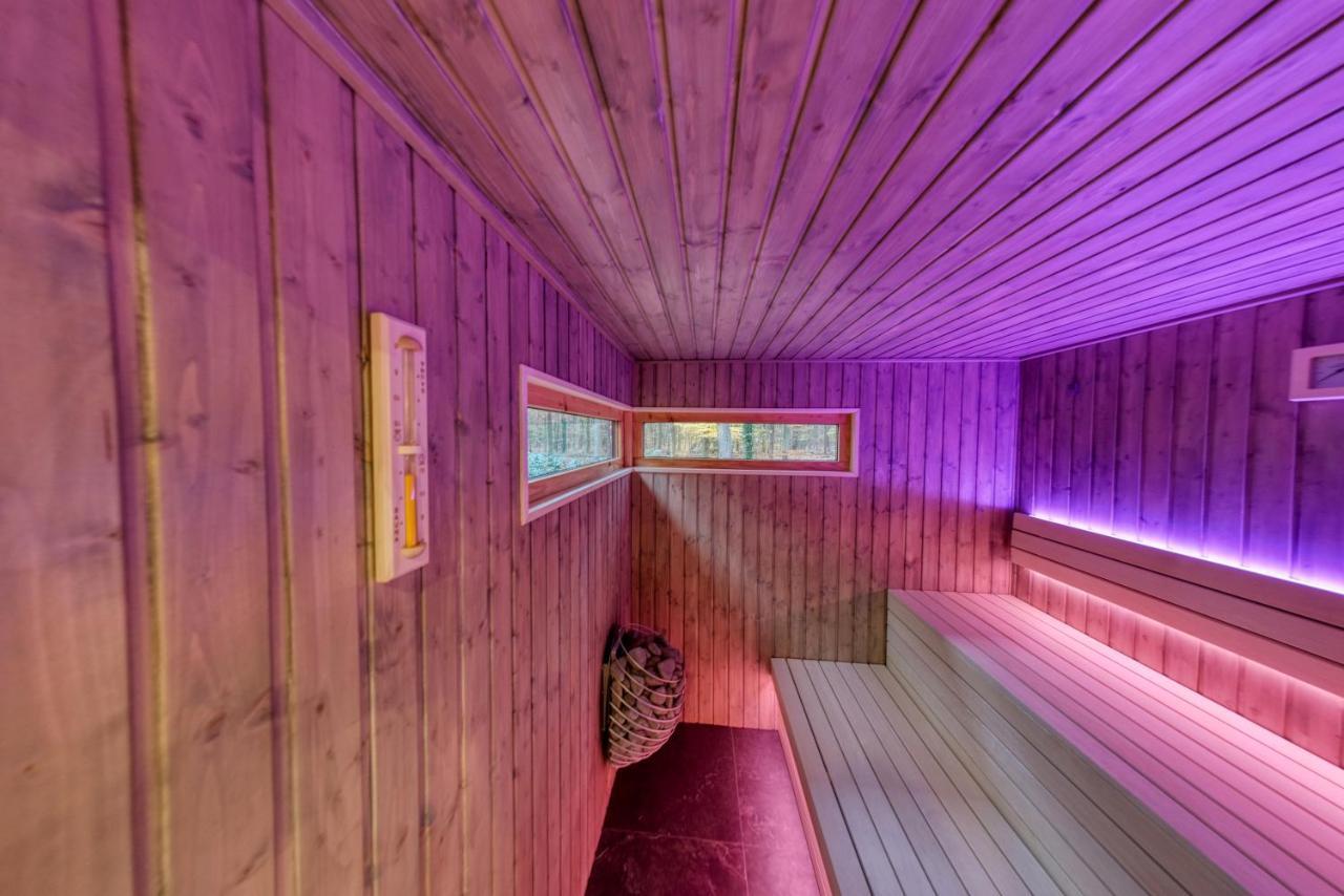 Lodge In Een Bosrijke Omgeving Met Hottub & Sauna Opt Rheezerveen Extérieur photo