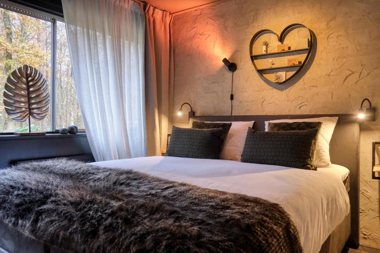 Lodge In Een Bosrijke Omgeving Met Hottub & Sauna Opt Rheezerveen Extérieur photo