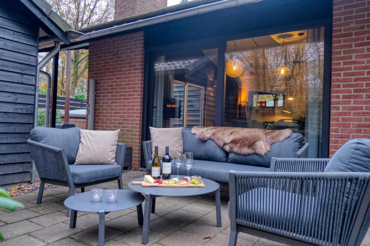 Lodge In Een Bosrijke Omgeving Met Hottub & Sauna Opt Rheezerveen Extérieur photo