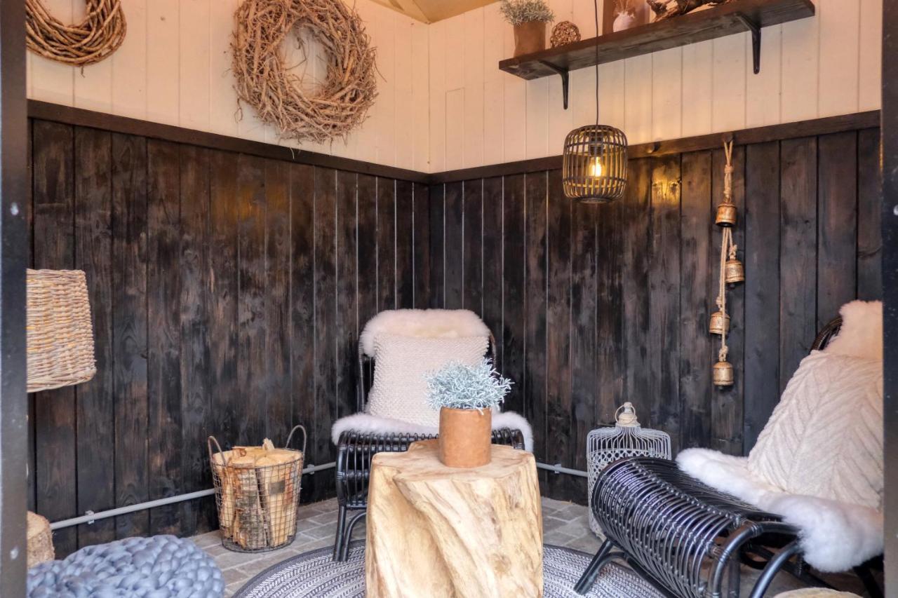 Lodge In Een Bosrijke Omgeving Met Hottub & Sauna Opt Rheezerveen Extérieur photo